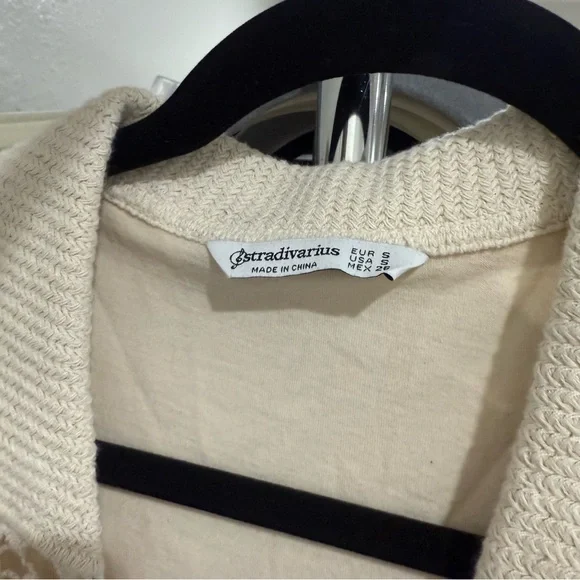 Stradivarius Beige Crochet V-Neck Crop Top - Picture 3 of 4